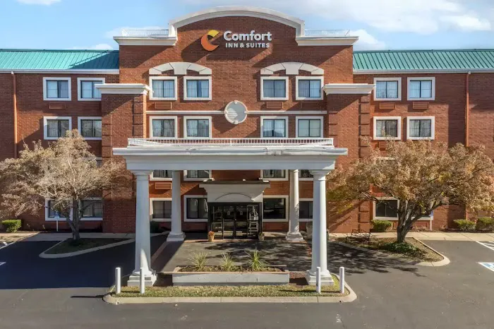 Comfort Inn & Suites 4