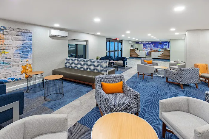 La Quinta Inn & Suites by Wyndham Nashville Airport 5