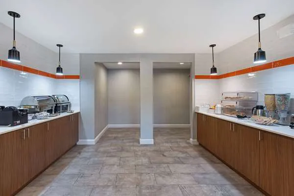 La Quinta Inn & Suites by Wyndham Nashville Airport 5