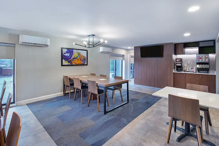 La Quinta Inn & Suites by Wyndham Nashville Airport 5
