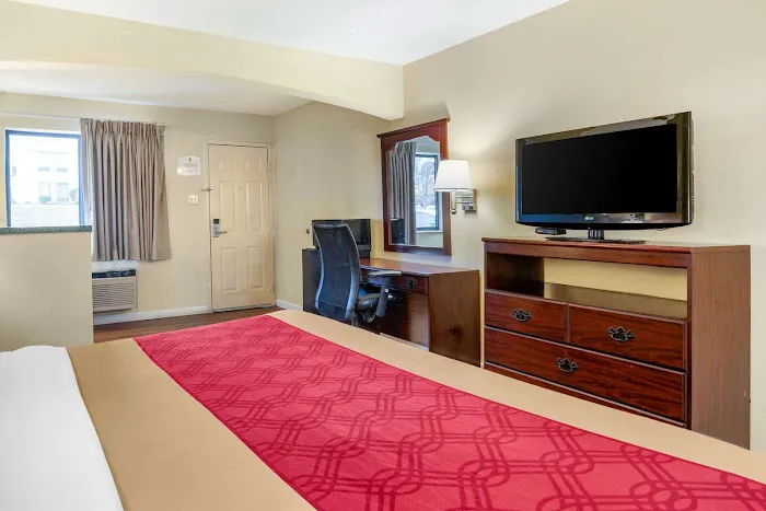 Econo Lodge Inn & Suites Southeast 4