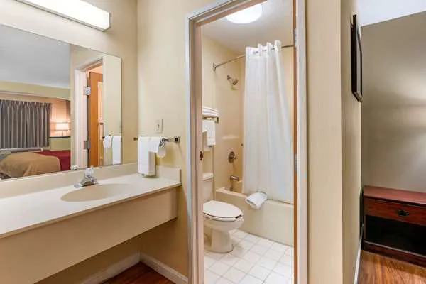 Econo Lodge Inn & Suites Southeast 4