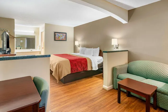 Econo Lodge Inn & Suites Southeast 4