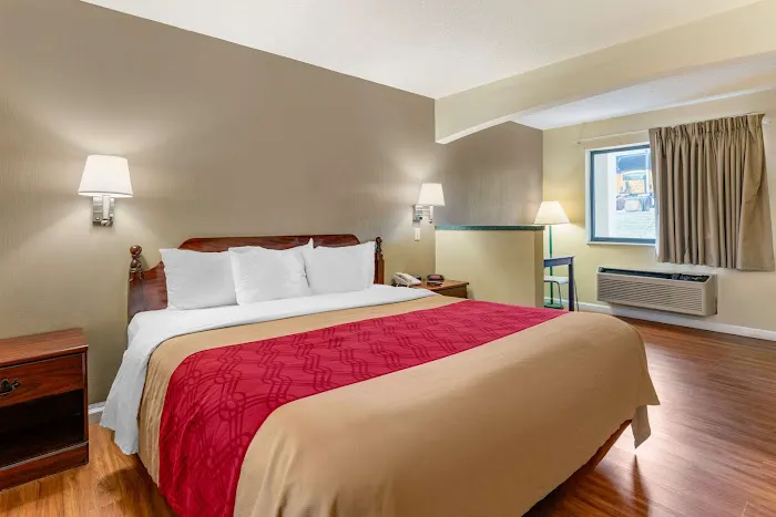 Econo Lodge Inn & Suites Southeast 4