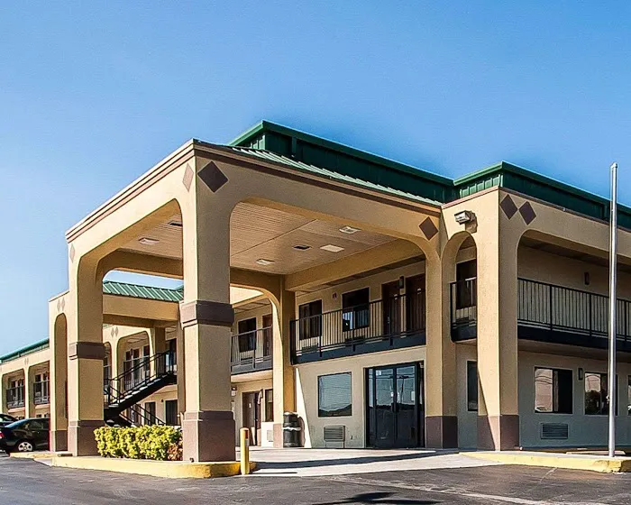 Econo Lodge Inn & Suites Southeast 4
