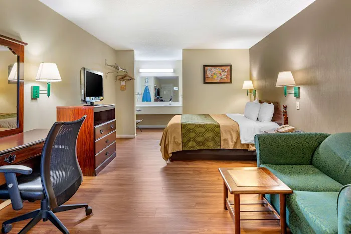 Econo Lodge Inn & Suites Southeast 4