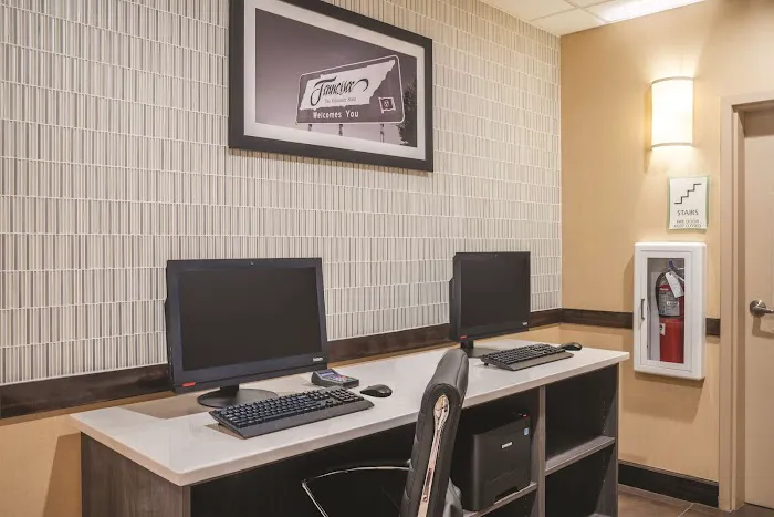 La Quinta Inn & Suites by Wyndham Smyrna TN - Nashville 4