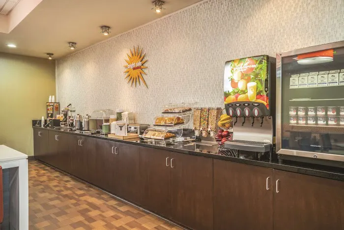 La Quinta Inn & Suites by Wyndham Smyrna TN - Nashville 4