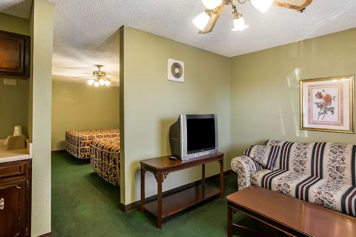Rodeway Inn & Suites 4
