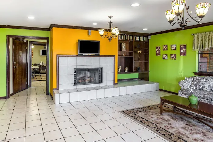 Rodeway Inn & Suites 4