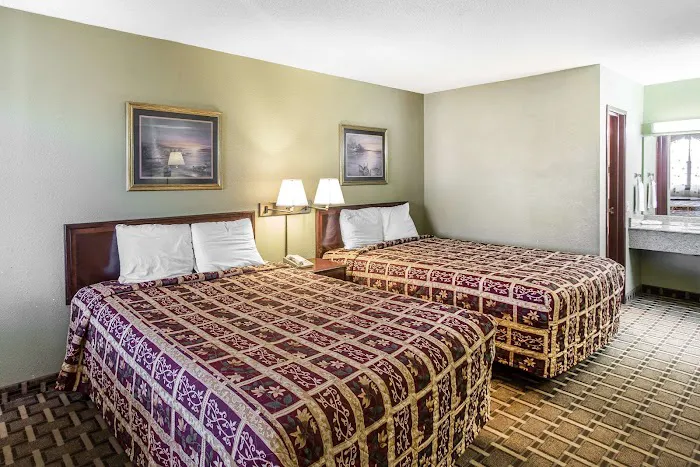 Rodeway Inn & Suites 4