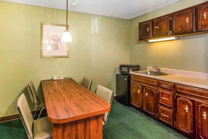 Rodeway Inn & Suites 4