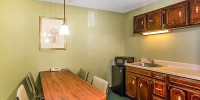 Rodeway Inn & Suites