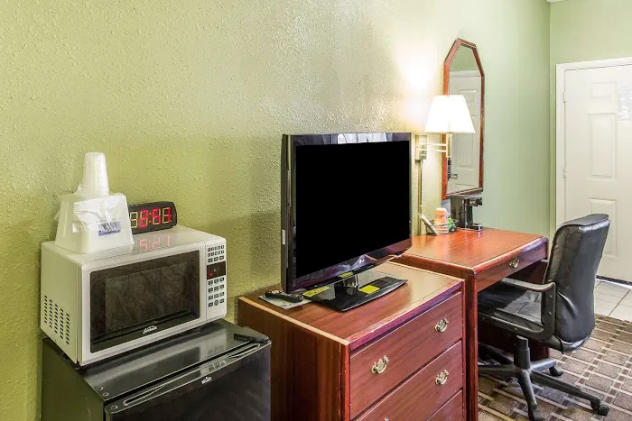 Rodeway Inn & Suites 4