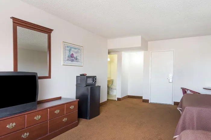 Travelodge by Wyndham Mesa 4