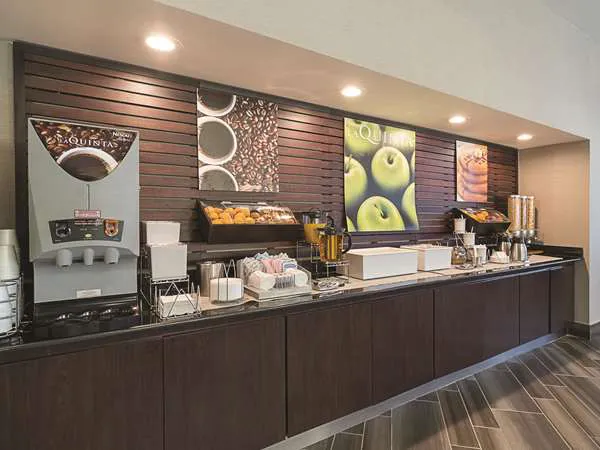 La Quinta Inn & Suites by Wyndham Phoenix Mesa West 4