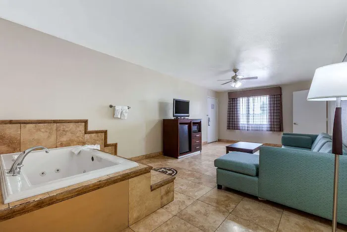 Quality Inn & Suites near Downtown Mesa 4
