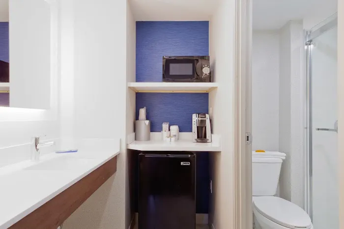 Holiday Inn Express & Suites Phoenix-Tempe, an IHG Hotel 4