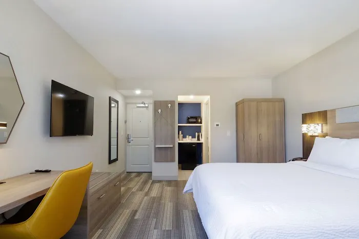 Holiday Inn Express & Suites Phoenix-Tempe, an IHG Hotel 4