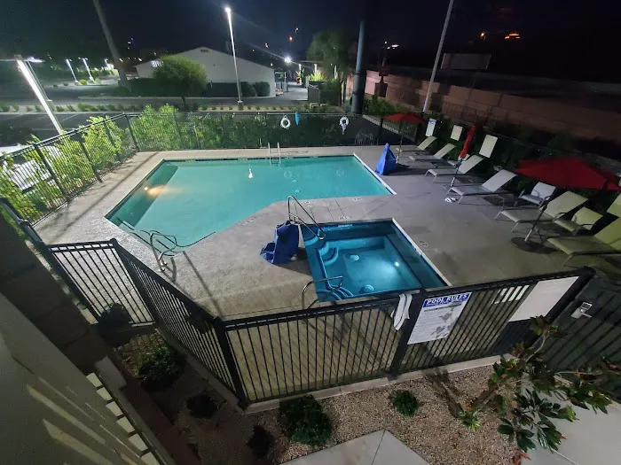 Holiday Inn Express & Suites Phoenix-Tempe, an IHG Hotel 4
