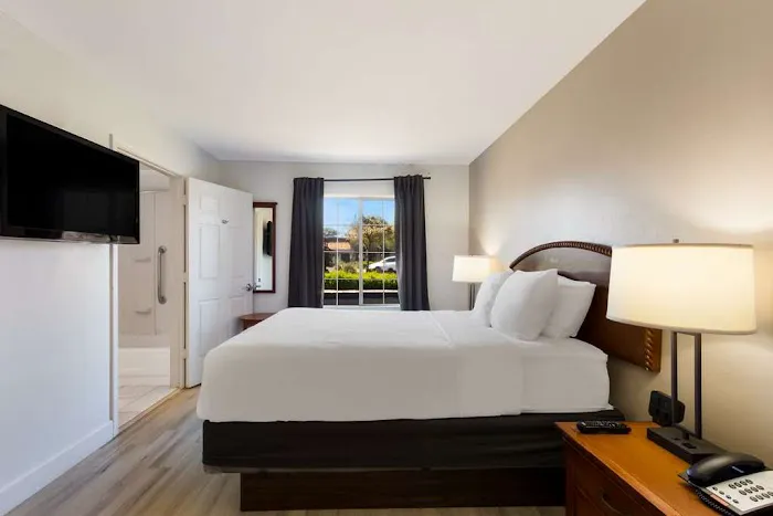 SureStay Plus Hotel by Best Western Tempe University 4