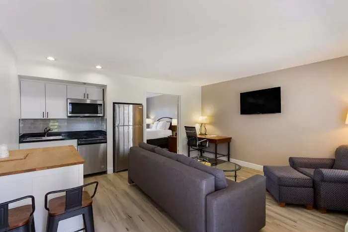 SureStay Plus Hotel by Best Western Tempe University 4