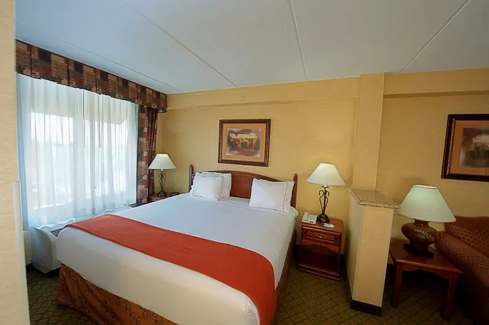 Holiday Inn Express & Suites Tempe by IHG 5