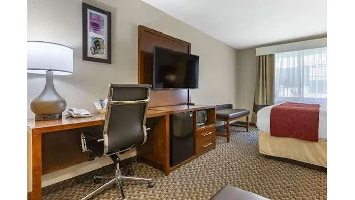 Comfort Suites Phoenix Airport 4