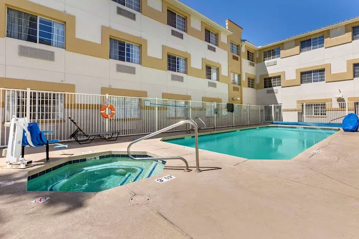 Comfort Suites Phoenix Airport 4