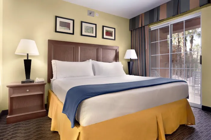 Holiday Inn Express & Suites Scottsdale - Old Town, an IHG Hotel 5