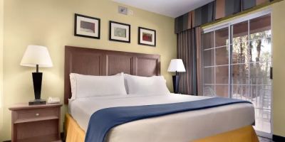 Holiday Inn Express & Suites Scottsdale - Old Town, an IHG Hotel
