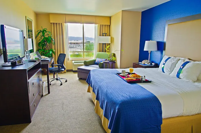 Holiday Inn & Suites Phoenix Airport by IHG 5