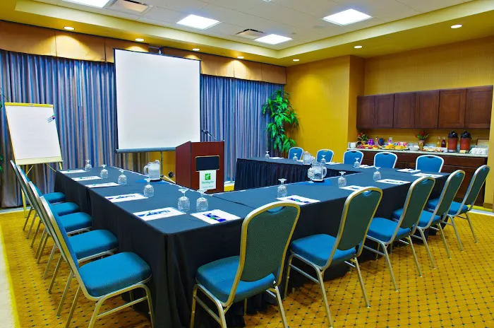 Holiday Inn & Suites Phoenix Airport by IHG 5