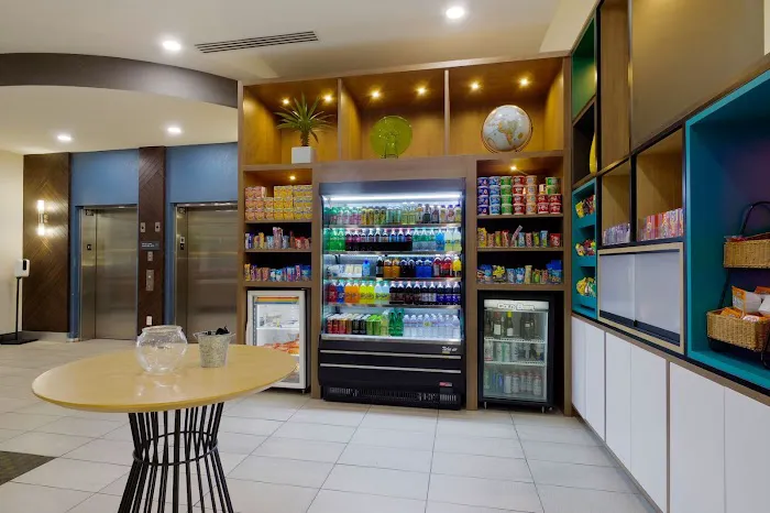 Holiday Inn & Suites Phoenix Airport by IHG 5