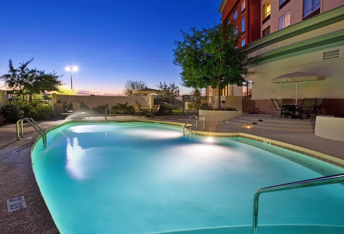 Holiday Inn & Suites Phoenix Airport by IHG 5