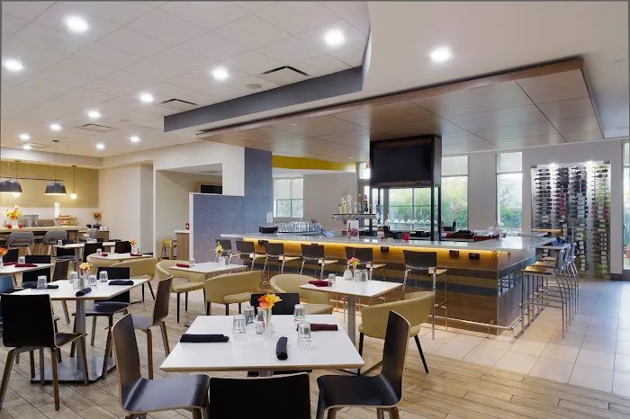 Holiday Inn & Suites Phoenix Airport by IHG 5