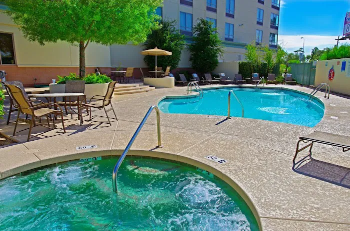 Holiday Inn & Suites Phoenix Airport by IHG 5