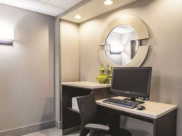 La Quinta Inn & Suites by Wyndham Phoenix Chandler 5