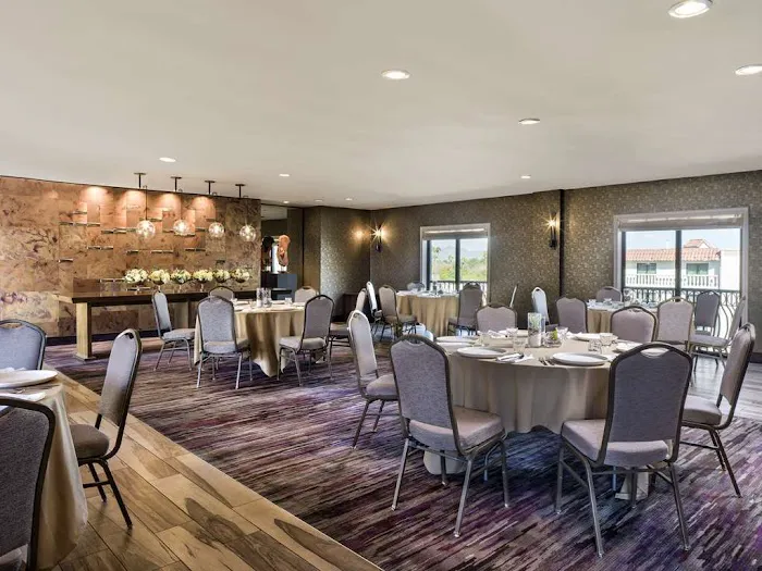Embassy Suites by Hilton Scottsdale Resort 5
