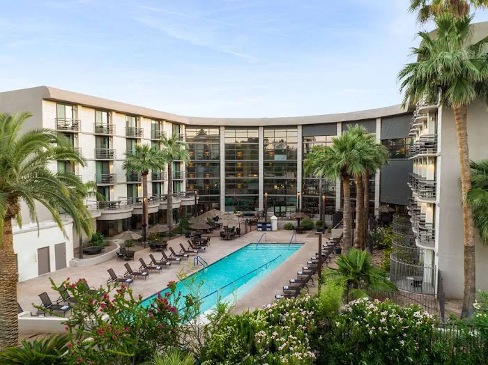 Embassy Suites by Hilton Phoenix Biltmore 5