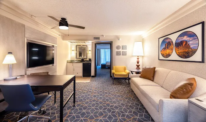 Embassy Suites by Hilton Phoenix Biltmore 5