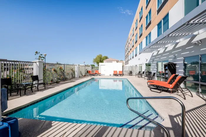 Holiday Inn Express & Suites Phoenix - Airport North 5