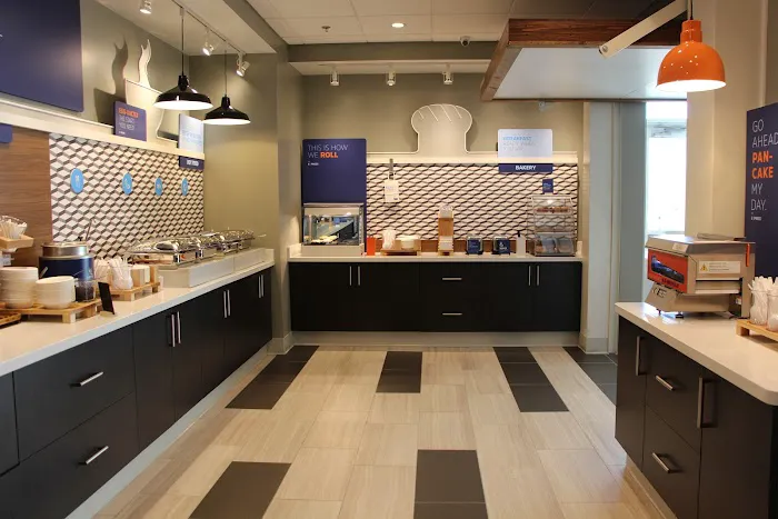 Holiday Inn Express & Suites Phoenix - Airport North 5