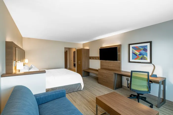 Holiday Inn Express & Suites Phoenix - Airport North 5