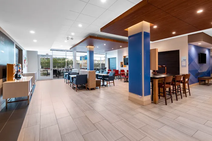 Holiday Inn Express & Suites Phoenix - Airport North 5