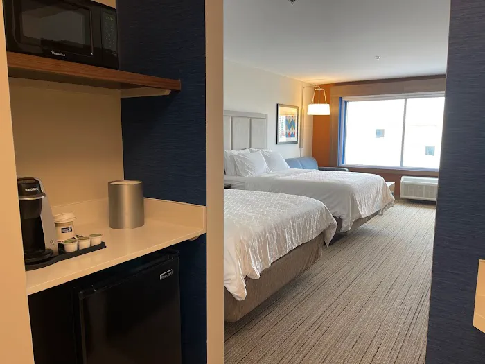 Holiday Inn Express & Suites Phoenix - Airport North 5