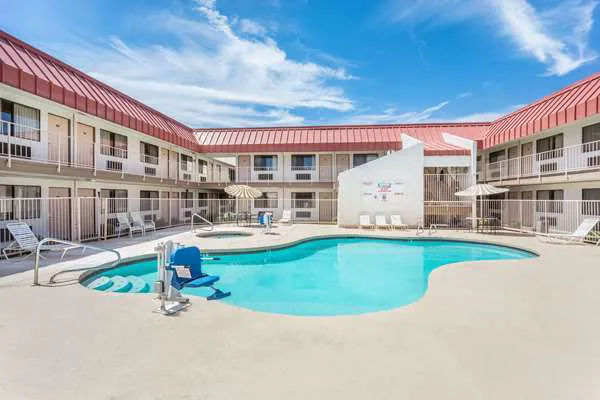 Super 8 by Wyndham Phoenix Metro North 5