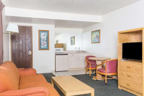 Super 8 by Wyndham Phoenix Metro North 5