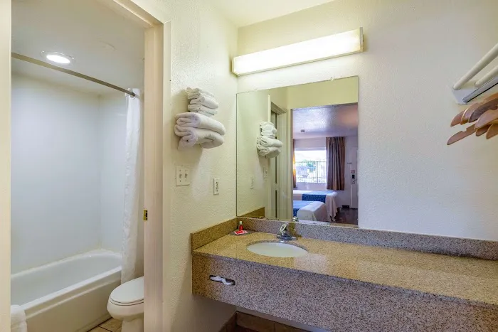 Econo Lodge Phoenix North I-17 5