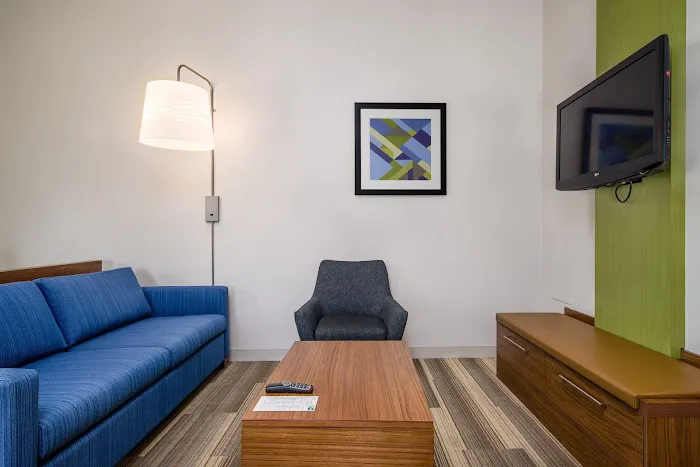 Holiday Inn Express & Suites Phoenix Airport by IHG 5